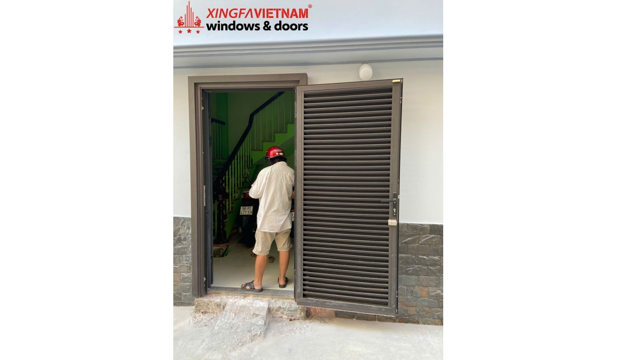Tiến độ thi công lắp đặt cửa nhôm Xingfa lá xách lam Louver cho cô Thanh tại Tân Bình, TP.HCM